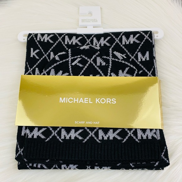 Michael Kors Women’s Hat & Scarf Set Black - Picture 5 of 8